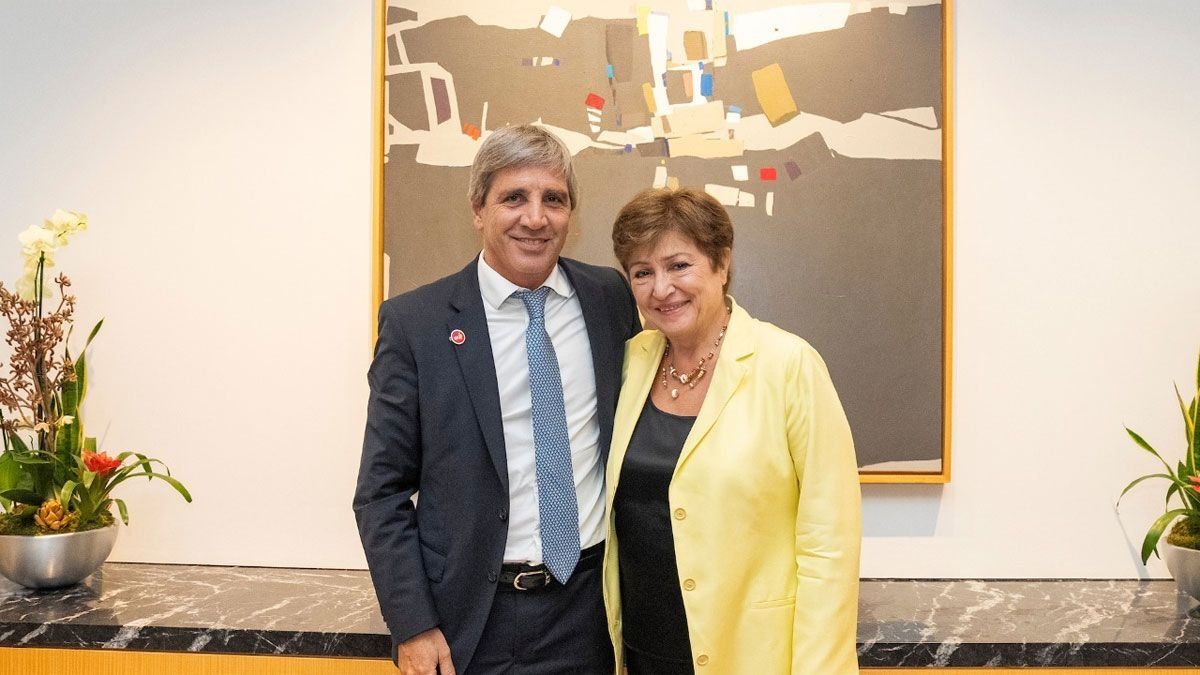 Luis Caputo con la titular del FMI, Kristalina Georgieva.&nbsp;