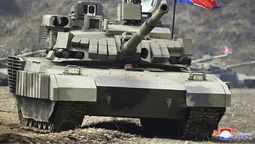 Kim Jong-un a bordo de un nuevo tanque de guerra.