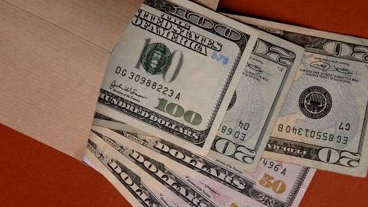 Billetes de dólar en circulación. La divisa se mantiene en torno a $1.440 en el oficial y $1.430 en el blue, en una jornada de calma relativa en el mercado cambiario argentino. Billetes de dólar en circulación. La divisa se mantiene en torno a $1.440 en el oficial y $1.430 en el blue, en una jornada de calma relativa en el mercado cambiario argentino.