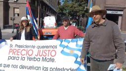 Yerbateros de Misiones protestan frente a Casa Rosada y piden que Javier Milei los reciba.