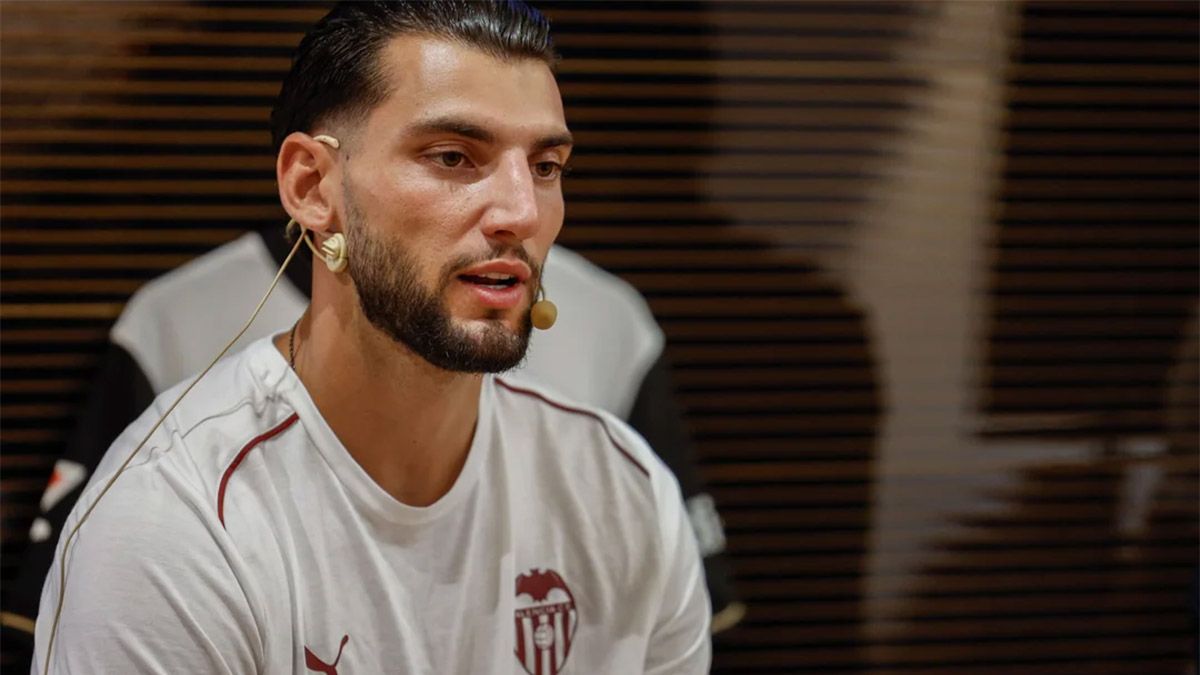 Rafa Mir, futbolista español que actualmente se desempeña en el Valencia, fue detenido por la Guardia Civil de ese país tras ser denunciado por agresión sexual. Rafa Mir, futbolista español que actualmente se desempeña en el Valencia, fue detenido por la Guardia Civil de ese país tras ser denunciado por agresión sexual.