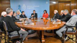 El ministro de Economía, Sergio Massa, anunció esta tarde que a las 17:30 se levantaba el paro de colectivos y que desde el lunes próximo se abrirá una mesa de negociación para resolver todos los problemas pendientes.