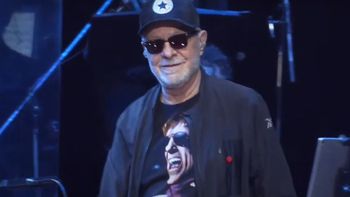 Ovación de pie: León Gieco se lució en el homenaje a Charly García. (Foto: Captura de video) Ovación de pie: León Gieco se lució en el homenaje a Charly García. (Foto: Captura de video)