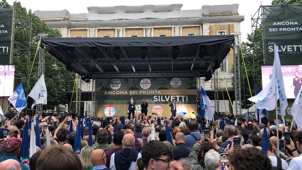 Meloni revolucionó la Piazza Roma en Ancona y prometió devolver la "estabilidad" a Italia.