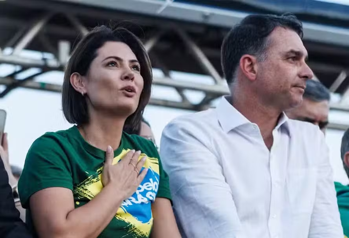 Michelle Bolsonaro, esposa de expresidente Jair Bolsonaro, junto a su hijastro, el senador Flávio Bolsonaro. Michelle Bolsonaro, esposa de expresidente Jair Bolsonaro, junto a su hijastro, el senador Flávio Bolsonaro.