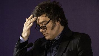 Al igual que la Confianza en el Gobierno, también se desplomó la Confianza del Consumidor. Al igual que la Confianza en el Gobierno, también se desplomó la Confianza del Consumidor.