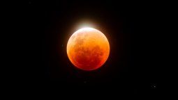 La última parte de la Luna creciente brilla iluminada por el Sol cuando pasa cerca del centro de la&nbsp;sombra umbral oscura de la Tierra. [Imagen: Tomas Slovinsky vía NASA]