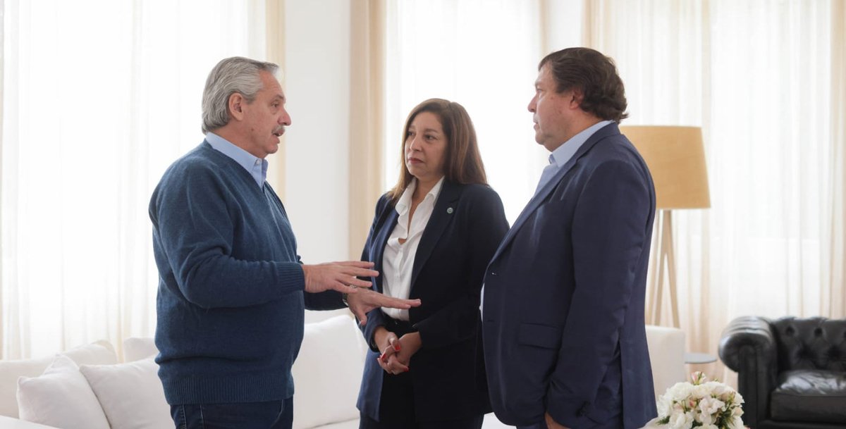 Alberto Fernández con Arabela Carreras y el senador Alberto Weretilneck en la Quinta de Olivos