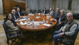 Esta mesa, ¿a quiénes representan? La informalidad laboral es muy alta y la inflación está erosionando la paciencia de los trabajadores.