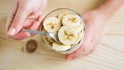 La verdad sobre la banana y la acidez estomacal, según estudio / Imagen de Nensuria en Freepik. La verdad sobre la banana y la acidez estomacal, según estudio / Imagen de Nensuria en Freepik.