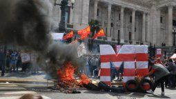 Los incidentes frente al Congreso mientras Diputados debatía el acuerdo con el FMI.