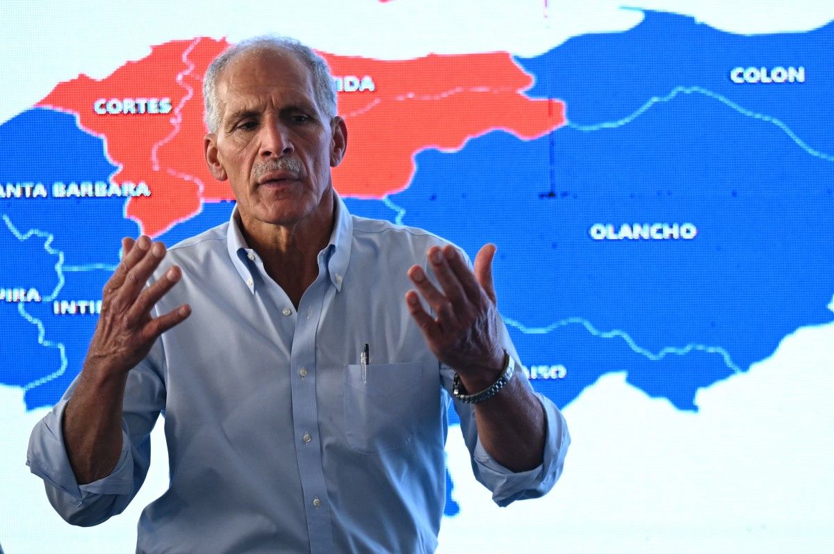 El empresario conservador Nasry Asfura, respaldado por el presidente estadounidense Donald Trump, proclamado nuevo Presidente de Honduras el 24/12/2025, 3 semanas después del comicio, con muchas denuncias de fraude. El empresario conservador Nasry Asfura, respaldado por el presidente estadounidense Donald Trump, proclamado nuevo Presidente de Honduras el 24/12/2025, 3 semanas después del comicio, con muchas denuncias de fraude.