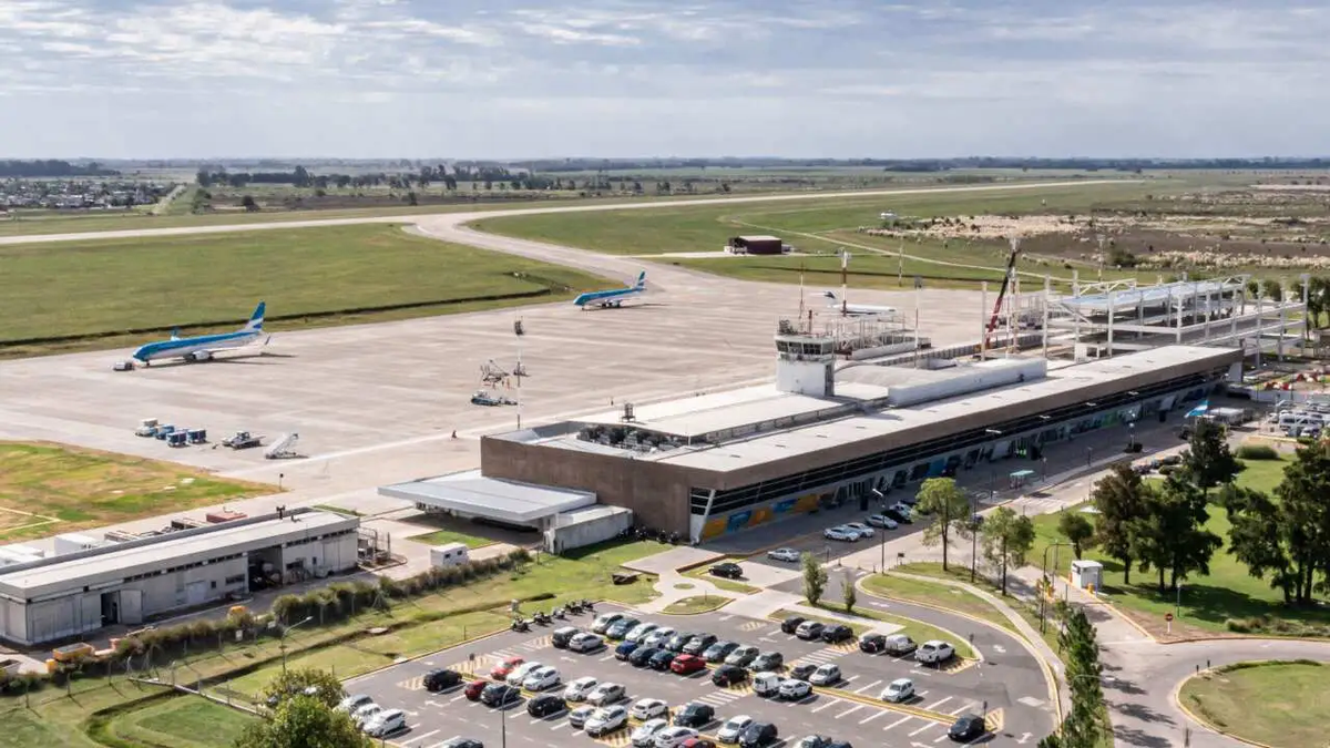 A casi un mes del inicio previsto para las obras en la pista del AIR, aún no se adjudicó la licitación ni hay fecha oficial de cierre de la terminal A casi un mes del inicio previsto para las obras en la pista del AIR, aún no se adjudicó la licitación ni hay fecha oficial de cierre de la terminal