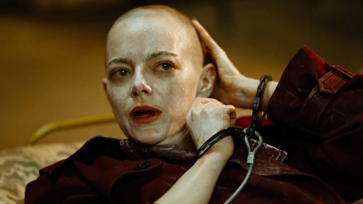 Emma Stone se rapó la cabeza para meterse en su personaje, una experiencia que la conectó con su madre. Su compromiso hace que la fuerza emocional del film se refuerce. Emma Stone se rapó la cabeza para meterse en su personaje, una experiencia que la conectó con su madre. Su compromiso hace que la fuerza emocional del film se refuerce.