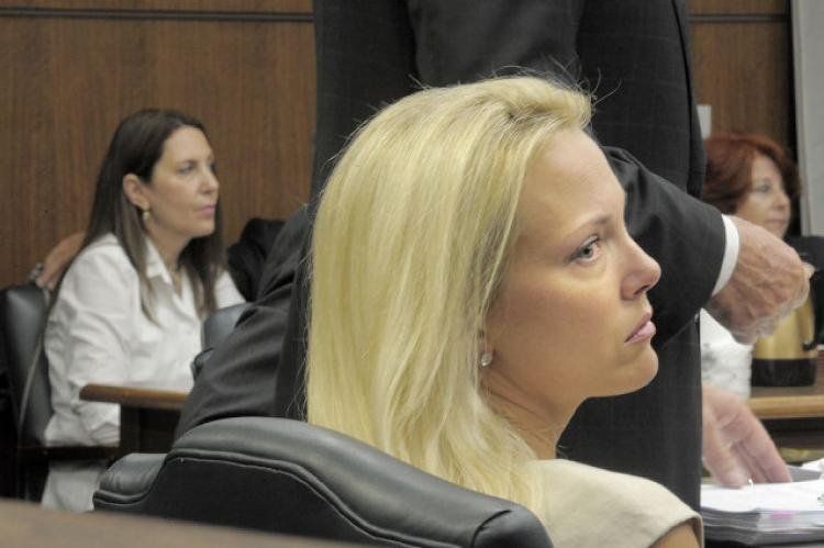 Jamie Aguiar llora ante los testimonios sobre la desaparición de su esposo Guma Aguiar durante una sesión en la corte de Broward. Michael Laughlin / Sun Sentinel