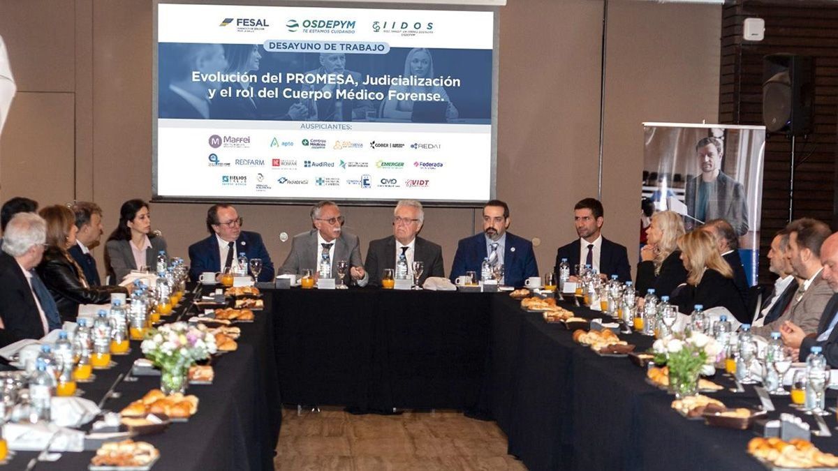 Deizquierda a derecha: la Senadora Nacional y presidenta de la Comisión de Saluddel Senado, Cdra. Ivanna Arrascaeta; el presidente de OSDEPYM, AlfredoGamietea; el Ministro de Salud de la Nación, Dr. Mario Lugones; elSuperintendente de Servicios de Salud, Dr. Claudio Stivelman; el GerenteGeneral de OSDEPYM, Dr. Facundo Rodríguez; y el presidente de la Comisión deAcción Social y Salud Pública de la Honorable Cámara de Diputados de la Nación,Dr. Manuel Quintar, durante el segundo desayuno de trabajo sobre la evolucióndel PROMESA, la judicialización en salud y la intervención del Cuerpo MédicoForense.
