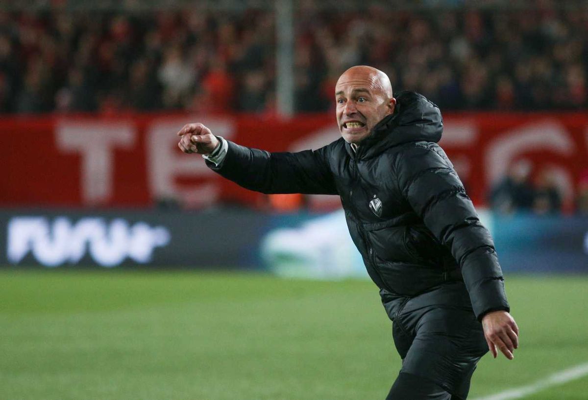 Este martes la dirigencia de Newell's Old Boys llegó a un acuerdo de palabra con Sebastián Méndez para que sea el nuevo entrenador del club. Este martes la dirigencia de Newell's Old Boys llegó a un acuerdo de palabra con Sebastián Méndez para que sea el nuevo entrenador del club.