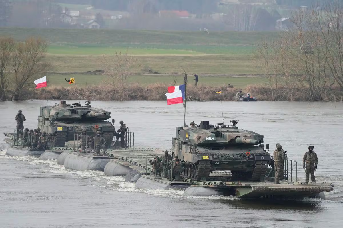 Tropas polacas y de otros pa&iacute;ses de la OTAN participaban en unas maniobras militares en Korzeniewo (Polonia), el d&iacute;a 4.CZAREK SOKOLOWSKI (AP/ LAPRESSE)