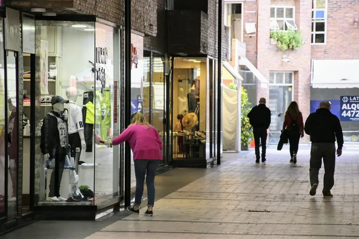 No hay plata. No hay plata. 