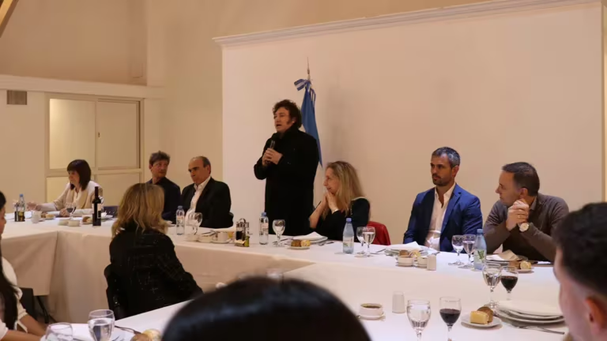 Javier Milei en Olivos anoche con los 87 diputados que votaron a favor del veto presidencial a la movilidad jubilatoria. Javier Milei en Olivos anoche con los 87 diputados que votaron a favor del veto presidencial a la movilidad jubilatoria.