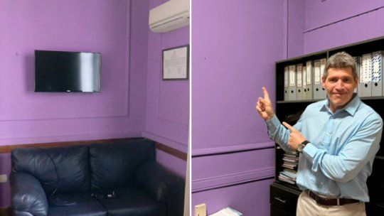 El diputado Castello mostrando su picardía antes de entregarle el despacho a Mayra Mendoza. El diputado Castello mostrando su picardía antes de entregarle el despacho a Mayra Mendoza.