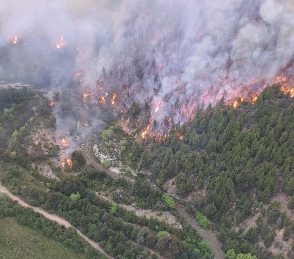 Con el incendio en Cuesta del Ternero fuera de control, el helicóptero canadiense partió a Buenos Aires.