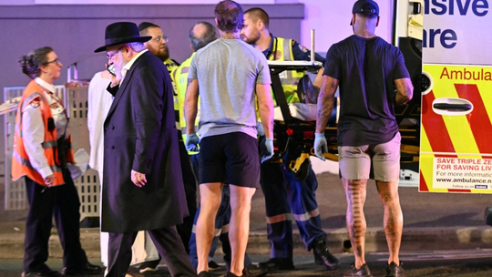 El presidente de Israel, Isaac Herzog, denunció un vil ataque terrorista contra los judíos que estaban encendiendo las primeras velas de Janucá en la playa de Bondi. El presidente de Israel, Isaac Herzog, denunció un vil ataque terrorista contra los judíos que estaban encendiendo las primeras velas de Janucá en la playa de Bondi.