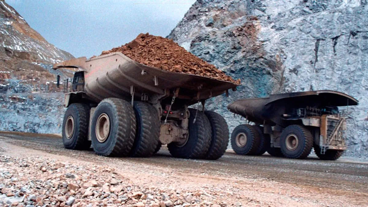 La ley de Glaciares prohíbe actividades como la minería, la exploración de hidrocarburos y la construcción que puedan afectar la condición natural de estas zonas. La ley de Glaciares prohíbe actividades como la minería, la exploración de hidrocarburos y la construcción que puedan afectar la condición natural de estas zonas.