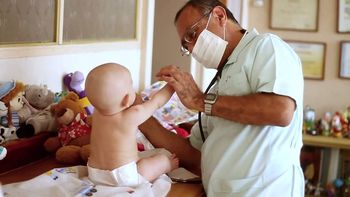 Día del Pediatra: El arte de acompañar la salud física y emocional de los niños