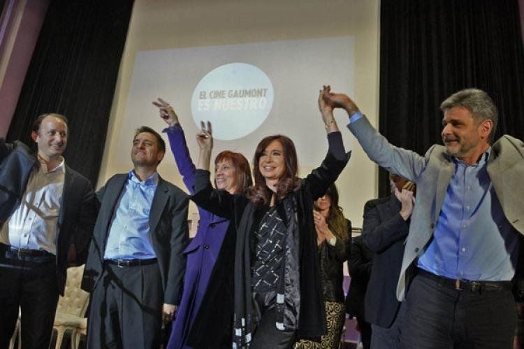 Cristina y sus candidatos, en el acto de ayer en el Cine Gaumont. (Foto NA)