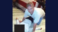 El hermano del rey Carlos aparece en una reciente foto, filtrada del caso Eptein, junto a una menor de edad tumbada en el suelo. El hermano del rey Carlos aparece en una reciente foto, filtrada del caso Eptein, junto a una menor de edad tumbada en el suelo.