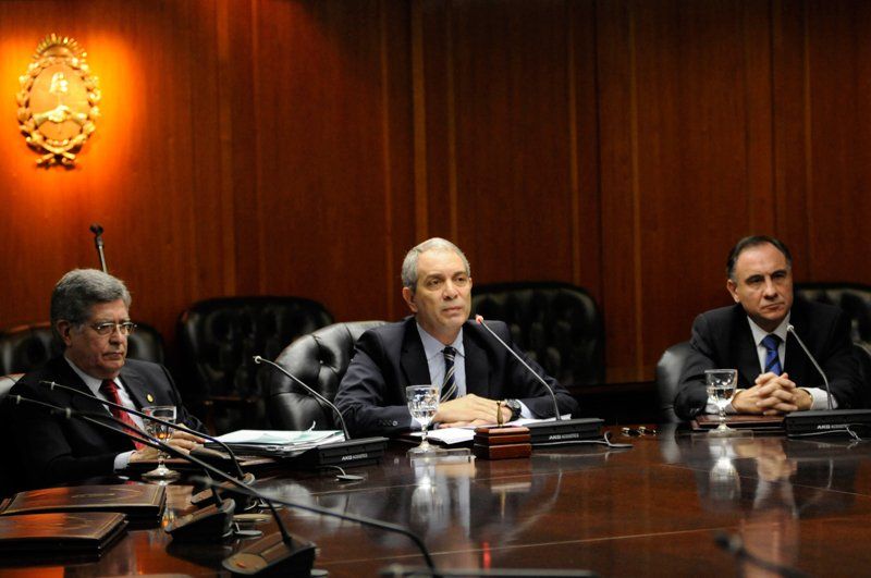El ministro de justicia, Julio Alak, durante la conferencia que ofrecio este viernes en el Cosejo de la Magistratura. Foto NA: Hugo Villalobos