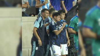 Lionel Scaloni le da indicaciones a Tomás Aranda, en el partido de Argentina vs. Honduras Lionel Scaloni le da indicaciones a Tomás Aranda, en el partido de Argentina vs. Honduras