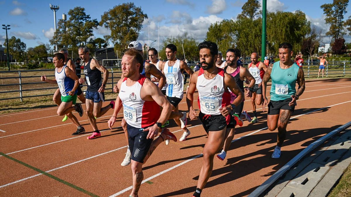 El intendente de Tigre, Julio Zamora, visitó la pista municipal de atletismo “Abel Acevedo” que recibió la homologación internacional. El intendente de Tigre, Julio Zamora, visitó la pista municipal de atletismo “Abel Acevedo” que recibió la homologación internacional.