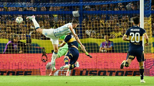 Maravilla Martínez ya metió el frentazo para el gol victorioso de Racing ante Boca Maravilla Martínez ya metió el frentazo para el gol victorioso de Racing ante Boca