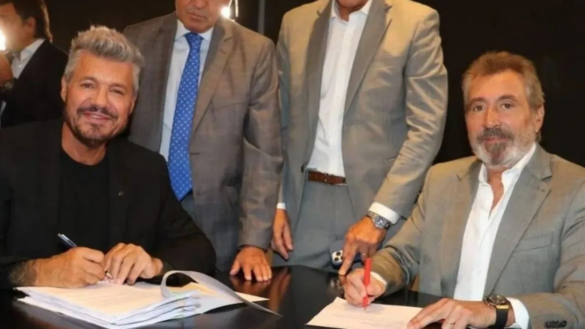 Marcelo Tinelli y Daniel Vila sellando el desembarco del conductor al Grupo América. Marcelo Tinelli y Daniel Vila sellando el desembarco del conductor al Grupo América.