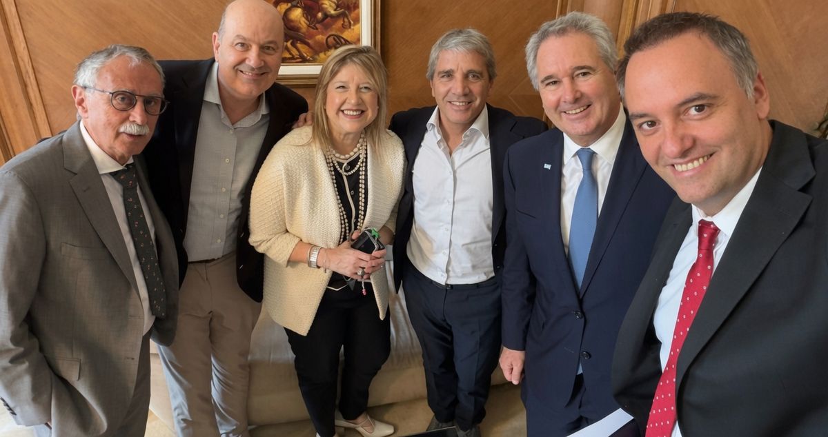 Nada es lo que parece: Mario Lugones, Federico Sturzenegger, Alejandra Monteoliva, Luis Caputo, Pablo Quirno y Manuel Adorni aparentando normalidad. Nada es lo que parece: Mario Lugones, Federico Sturzenegger, Alejandra Monteoliva, Luis Caputo, Pablo Quirno y Manuel Adorni aparentando normalidad.