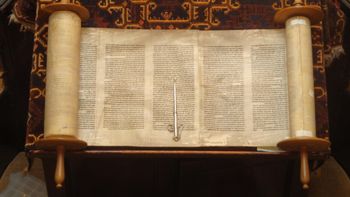 Simjat Torá y Sheminí Atzeret:son 2 celebraciones distintas que ocurren en el mismo día. Simjat Torá y Sheminí Atzeret:son 2 celebraciones distintas que ocurren en el mismo día.