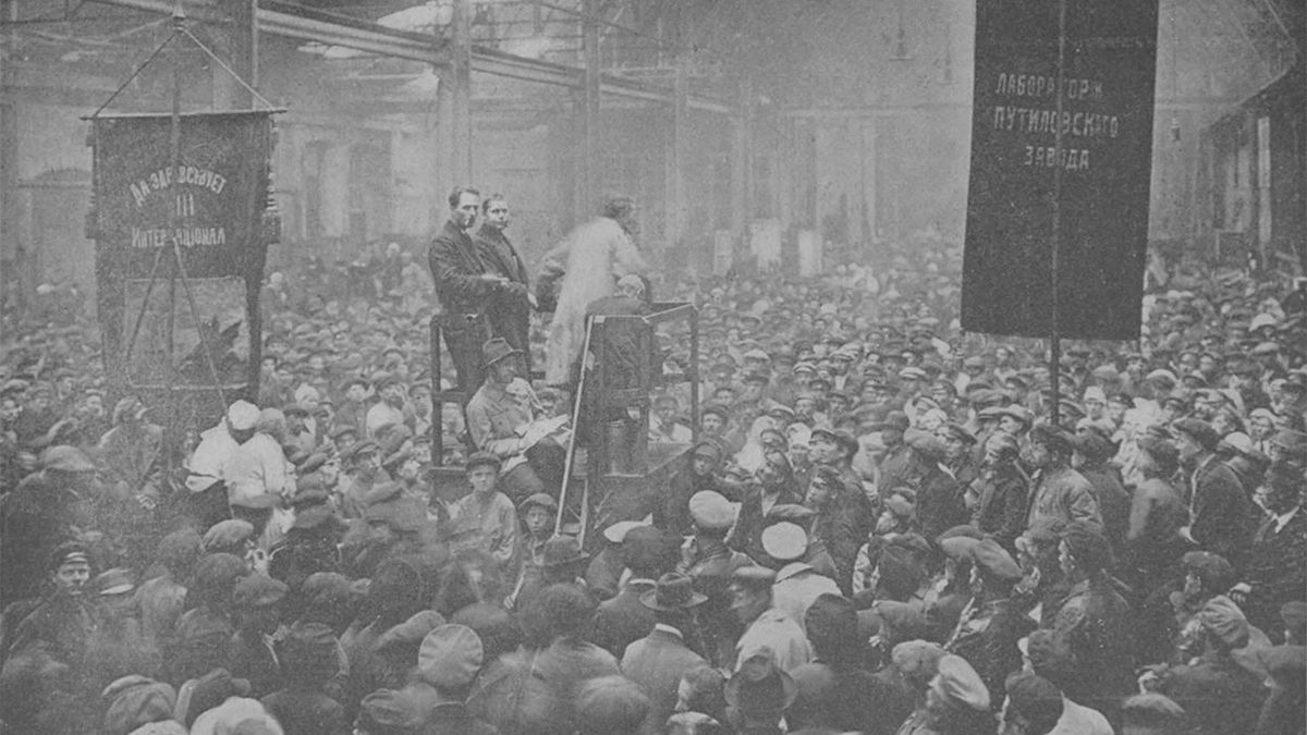 La Guerra Civil rusa desencadenó la caída del zar Nicolás II y el nacimiento de la URSS tras el triunfo de la Revolución bolchevique de noviembre de 1917. La Guerra Civil rusa desencadenó la caída del zar Nicolás II y el nacimiento de la URSS tras el triunfo de la Revolución bolchevique de noviembre de 1917.