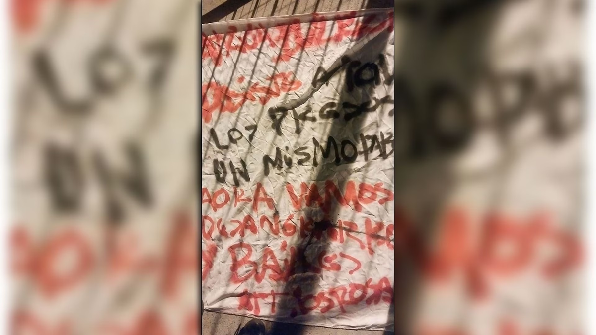 "Patricia Bullrich metiste a todos los presos en un mismo pabellón, ahora vamos a dejar negro a Rosario y Buenos Aires", dice la bandera. "Patricia Bullrich metiste a todos los presos en un mismo pabellón, ahora vamos a dejar negro a Rosario y Buenos Aires", dice la bandera.