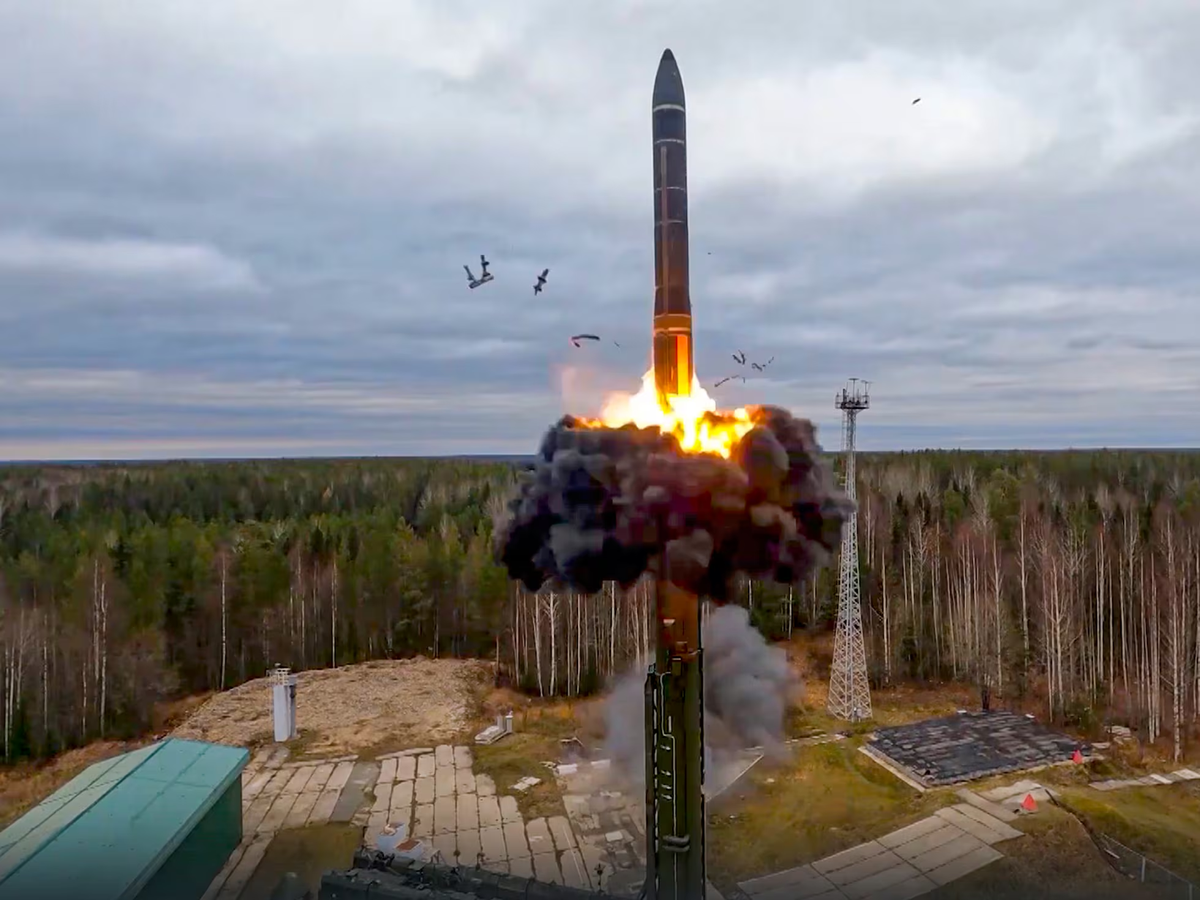 El RS-28 Sarmat también conocido como Satán II es considerado el misil nuclear más mortífero del mundo. El RS-28 Sarmat también conocido como Satán II es considerado el misil nuclear más mortífero del mundo.
