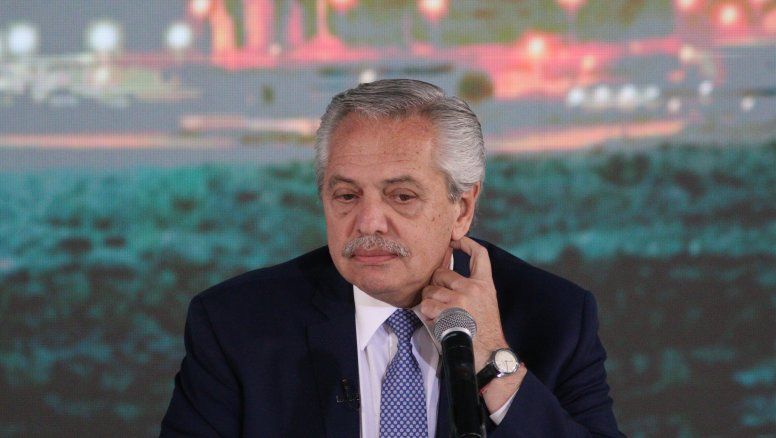 Otro funcionario le suelta la mano a Alberto Fernández