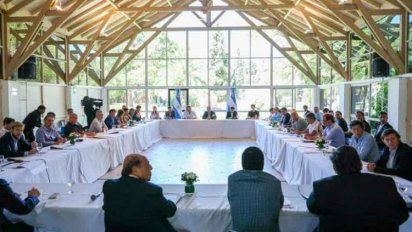 En pico de aprobación por la gestión de la crisis, Alberto F. les pidió a los intendentes que ayuden con la cuarentena... y los precios