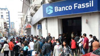 Banco Fassil con gente ansiosa. Banco Fassil con gente ansiosa.