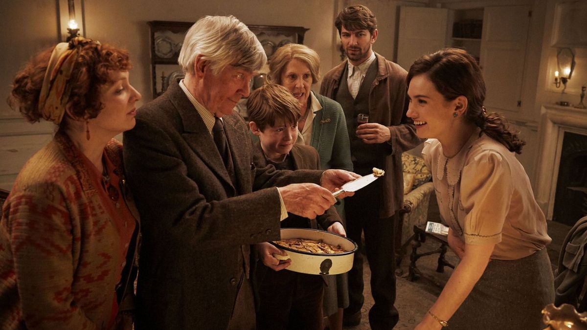 Netflix esconde películas atrapantes en un mar de contenidos mainstream con una Lily James muy cómoda en su rol como escritora inglesa