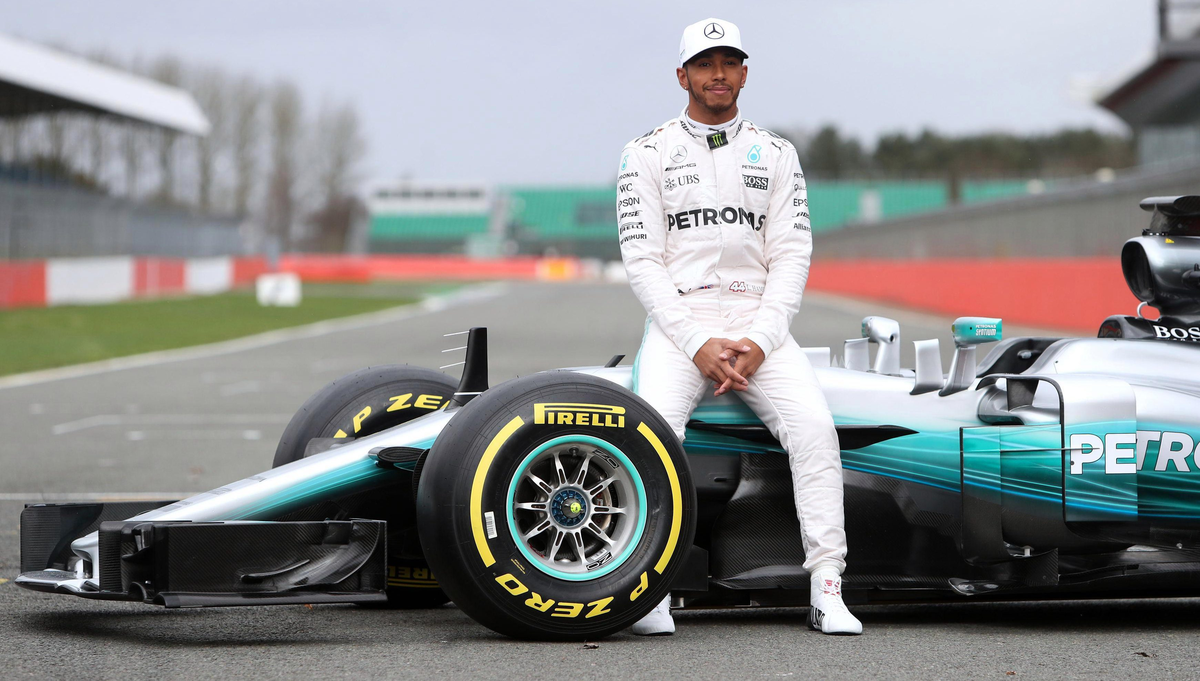 Lewis Hamilton reveló que no le gusta manejar por la calle.