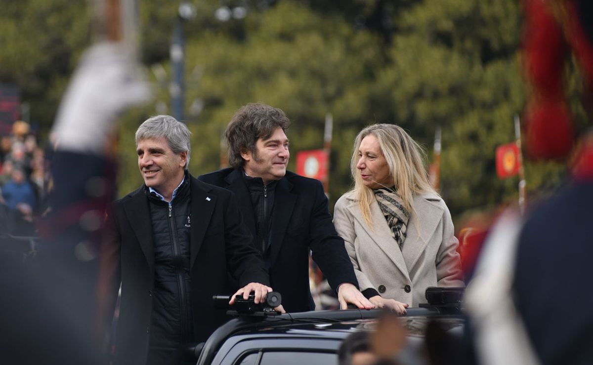 Milei flanqueado por el ministro Luis Caputo y su hermana Karina en un recorrido en el patio central de La Rural. Milei flanqueado por el ministro Luis Caputo y su hermana Karina en un recorrido en el patio central de La Rural.