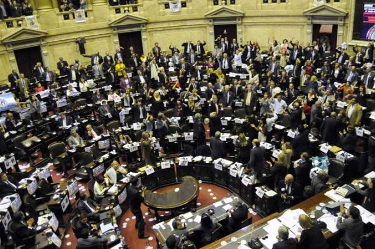Diputados y senadores cobrarán 21,8% más.