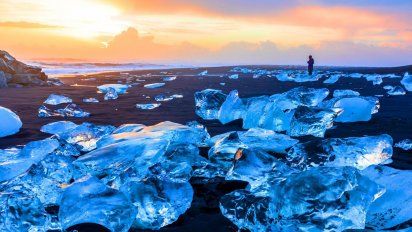 La alucinante playa con arena negra y diamantes de hielo