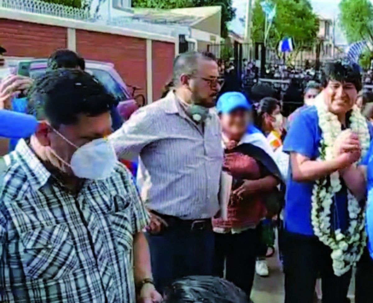 Alexander Rojas (izq.) escolt&oacute; a Evo Morales a su regreso, en 2020.